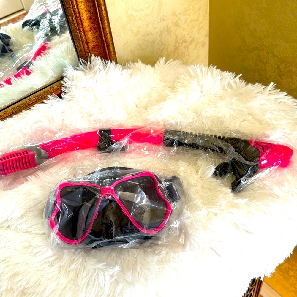 New Zenoplige Snorkel Set with Mask and Fins.  Black and pink.